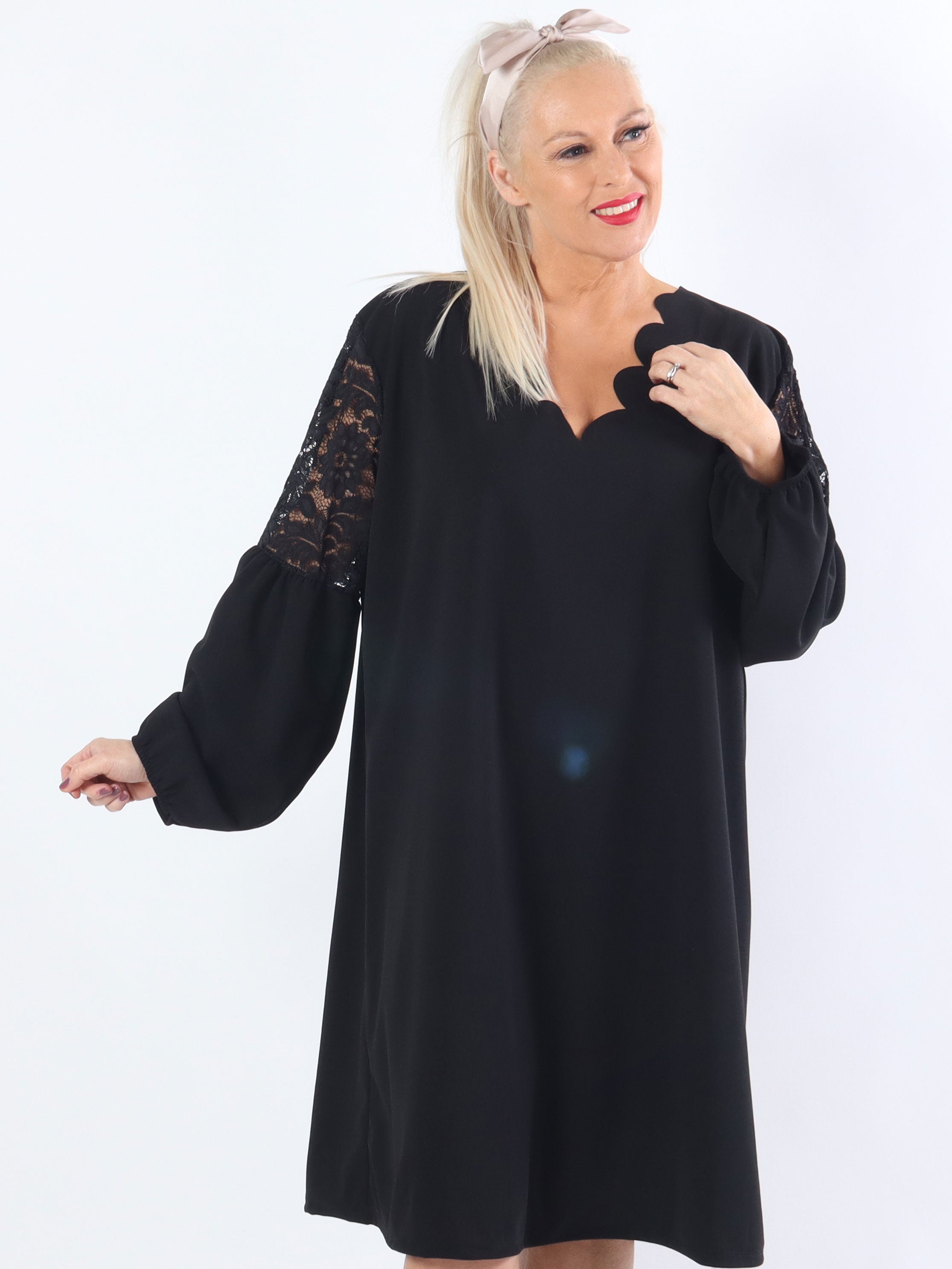 Cenobia - Feminin plus size klänning med spets och ballongärmar